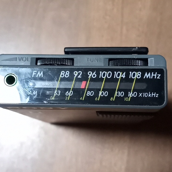 Retro Sony Walkman FM Stereo / AM Reciever SRF-19W - Picture 2 of 5